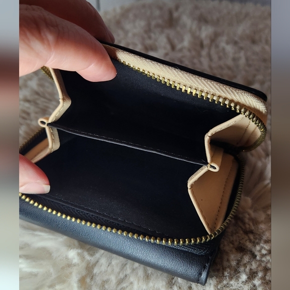 Anne Klein Chic Black CardWallet with Gold Lion Detail Black And Cream Coin - Picture 5 of 8